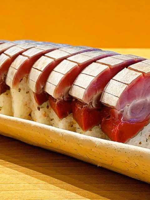 当店名物の鯖寿司。脂ののった肉厚の鯖を使った逸品です。